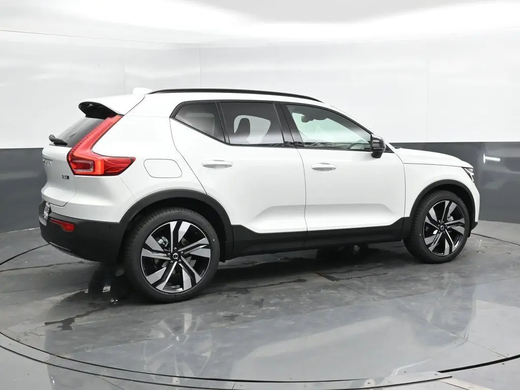 2025 Volvo - image 2
