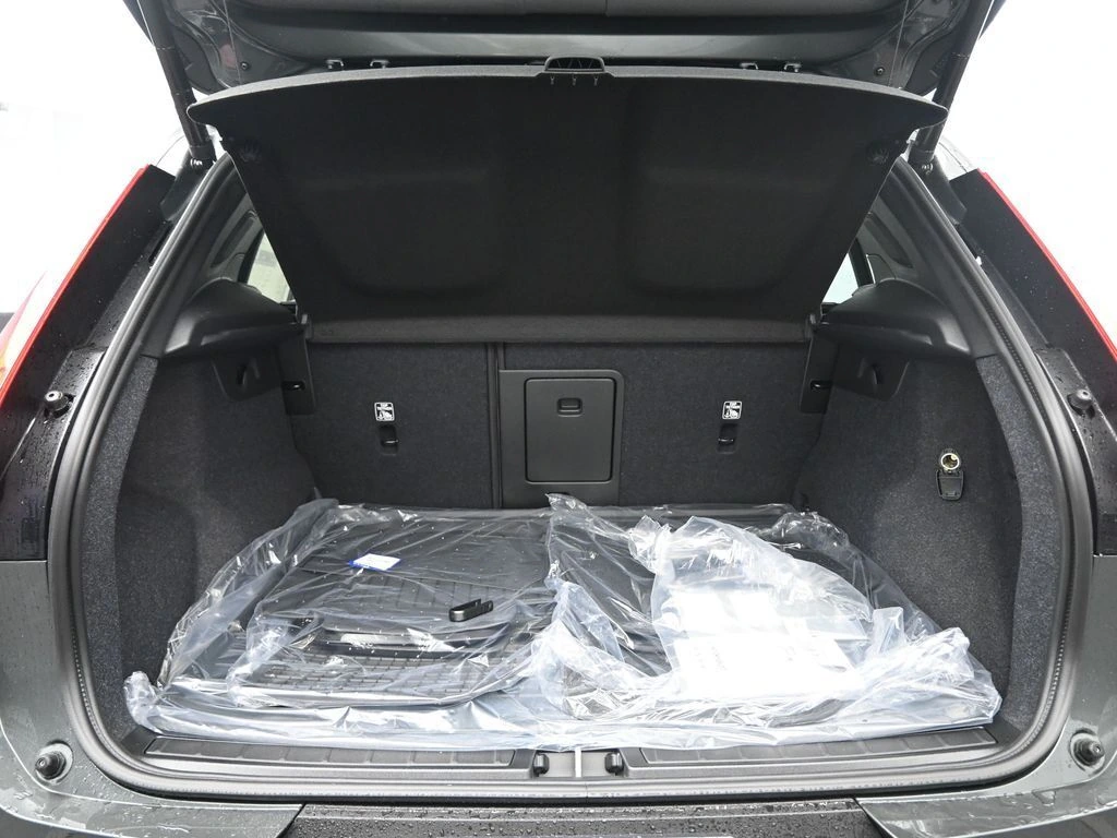 2026 Volvo - image 26