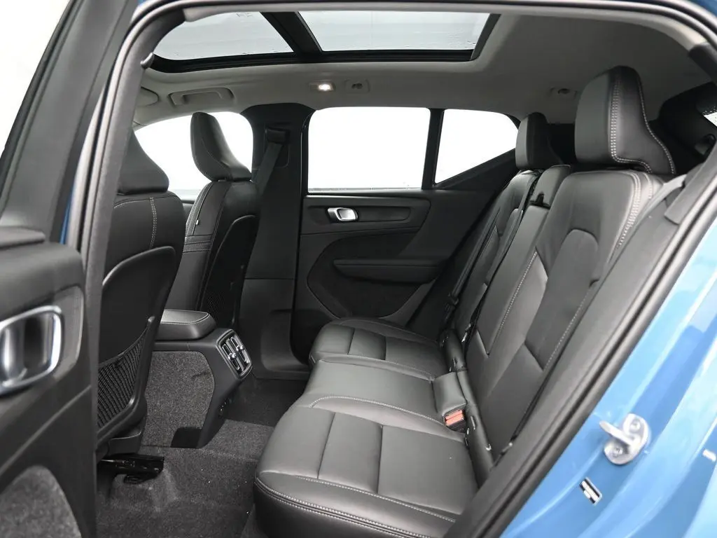 2025 Volvo - image 25