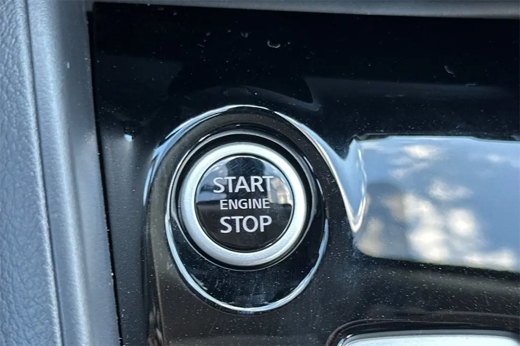2025 Nissan Versa 1.6 SV photo 21