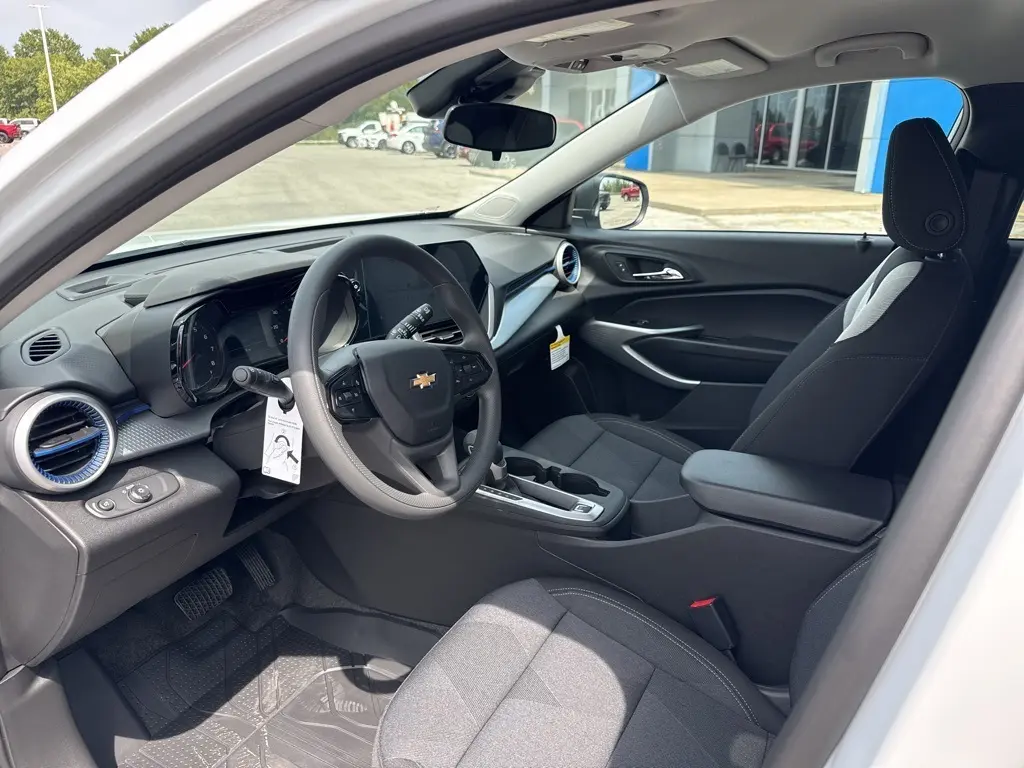 2025 Chevrolet Trax LS photo 12
