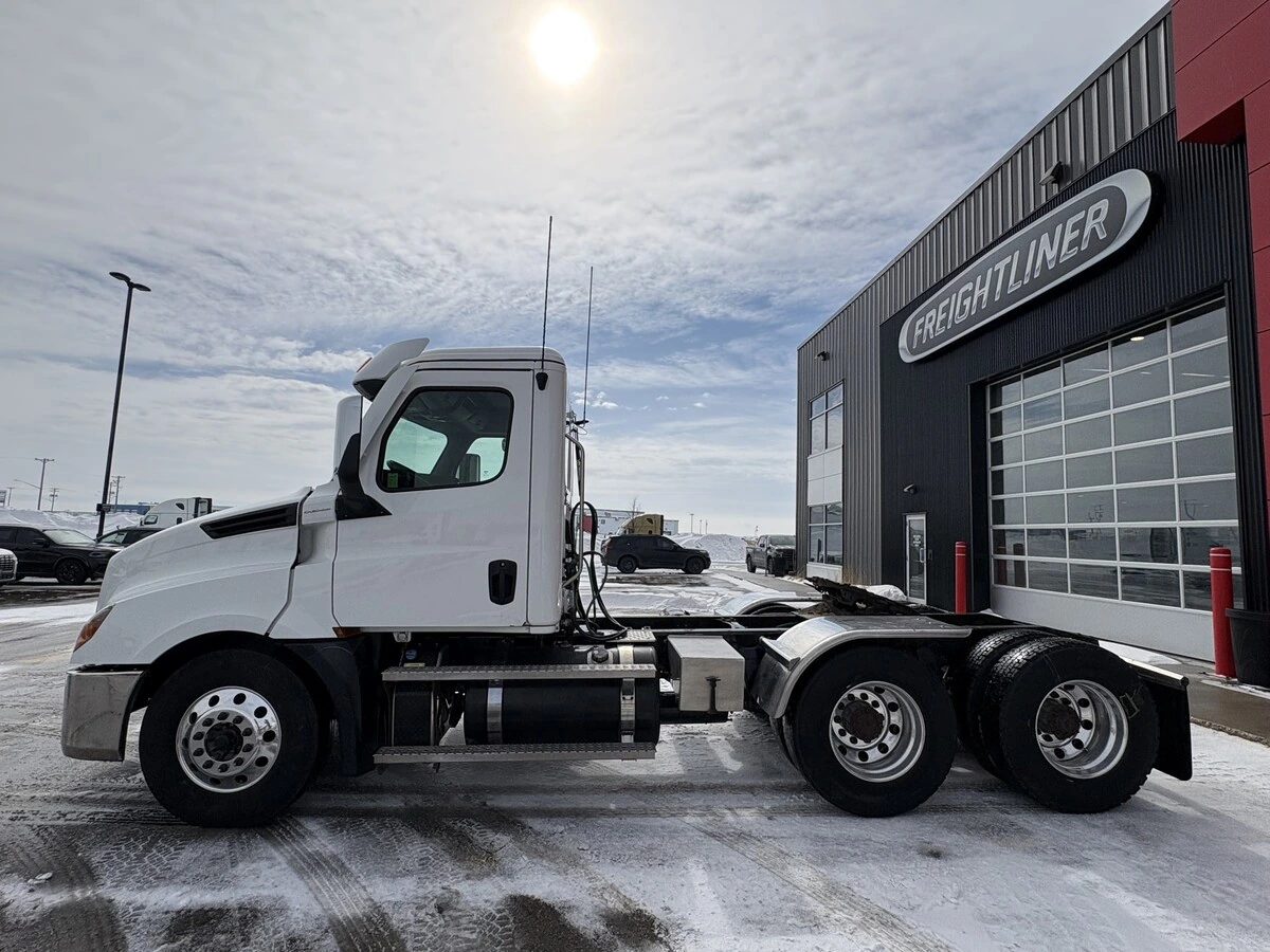 2021 Freightliner Cascadia - image 8