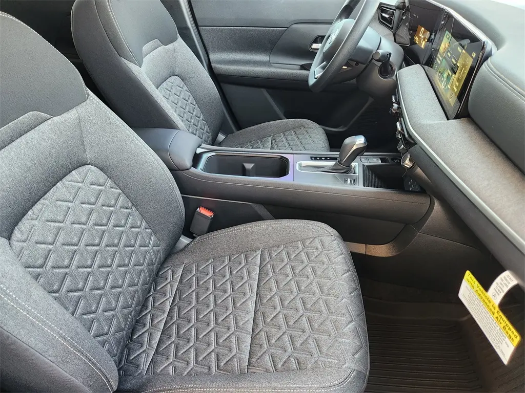 2025 Nissan Kicks SV photo 8