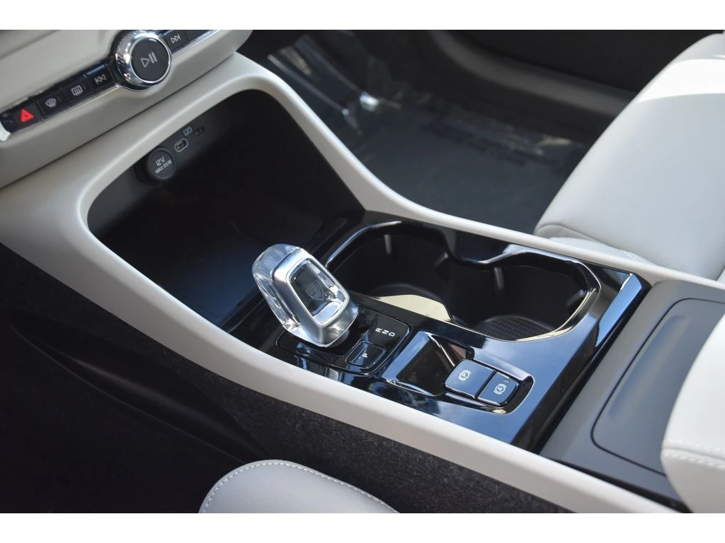 2026 Volvo - image 35