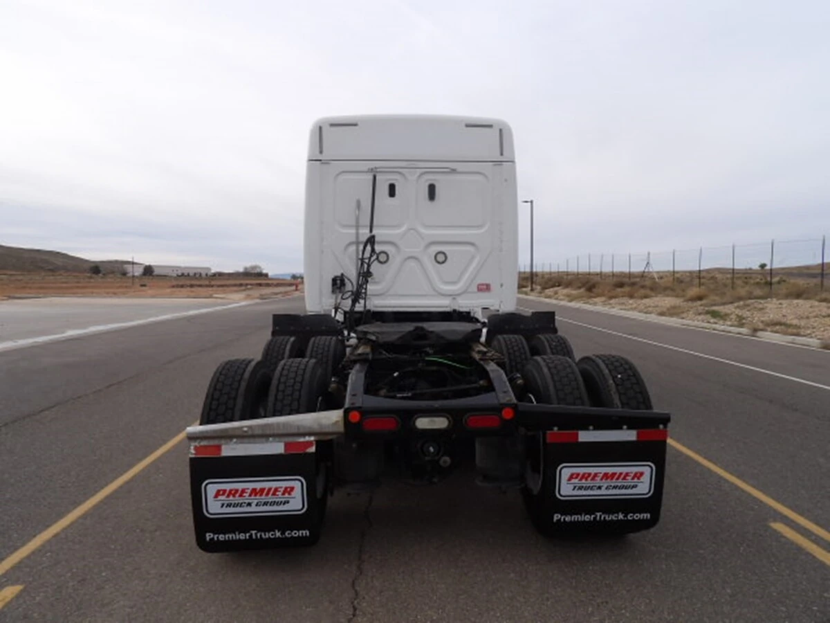 2020 Freightliner Cascadia - image 8
