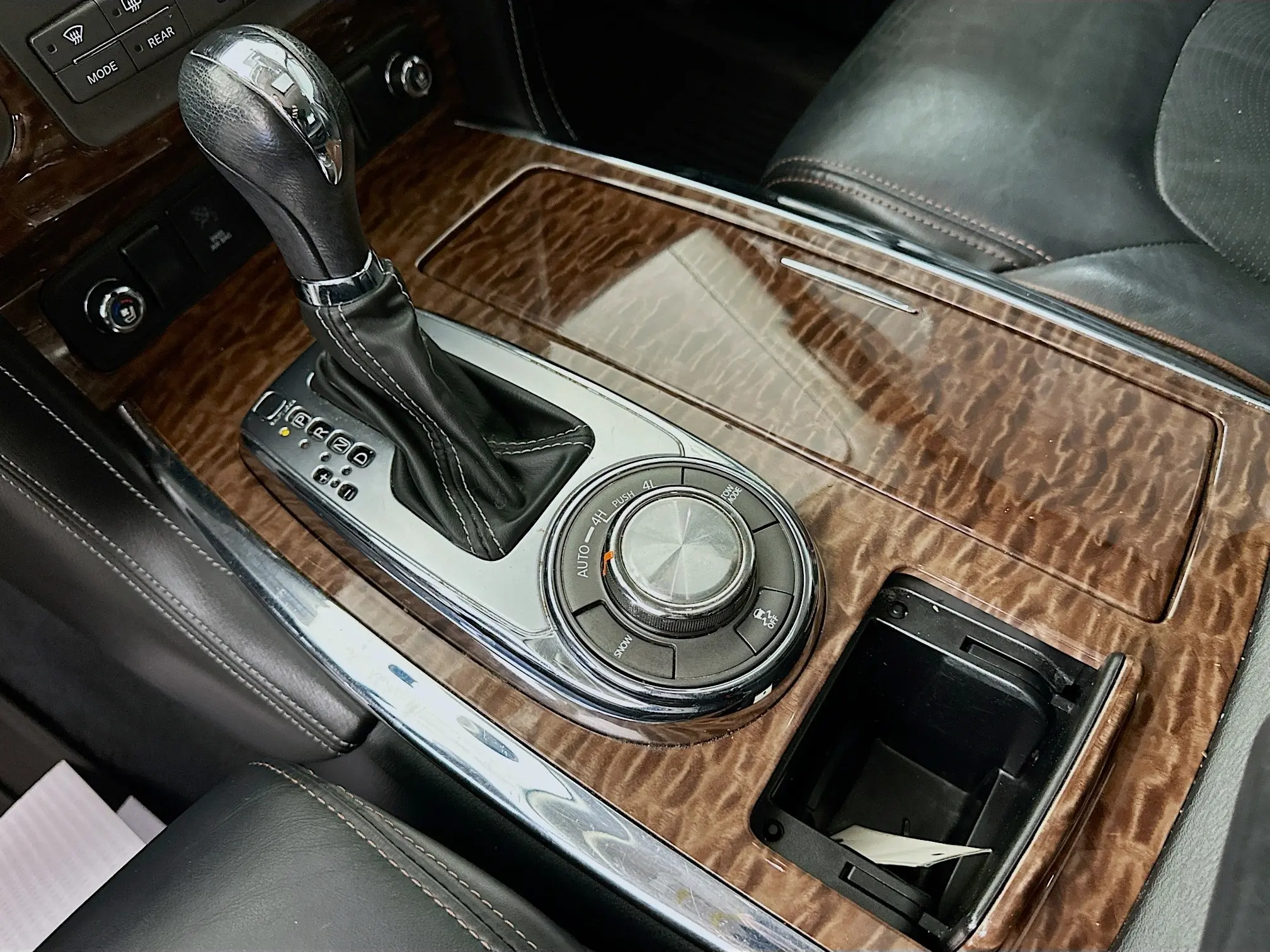 2020 Nissan Armada Platinum photo 32