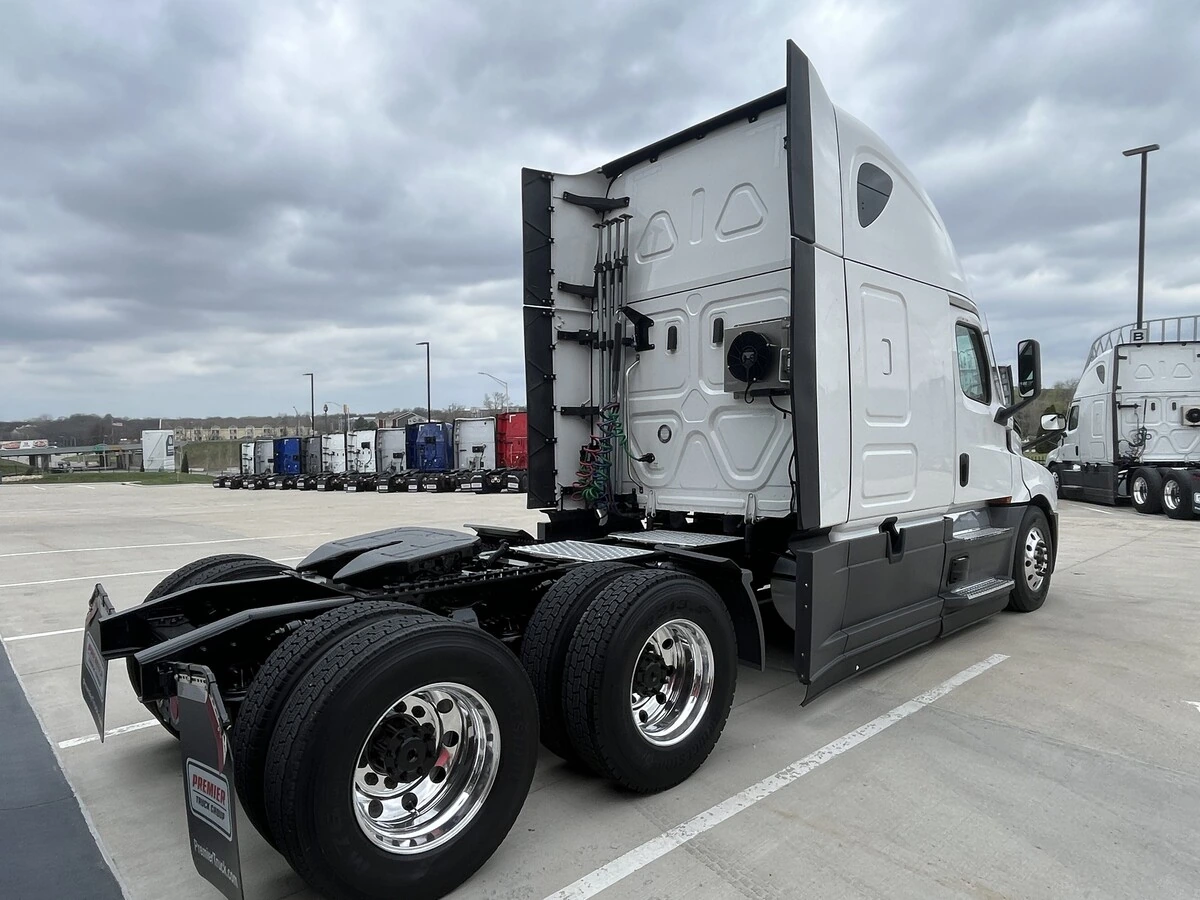 2021 Freightliner Cascadia - image 5