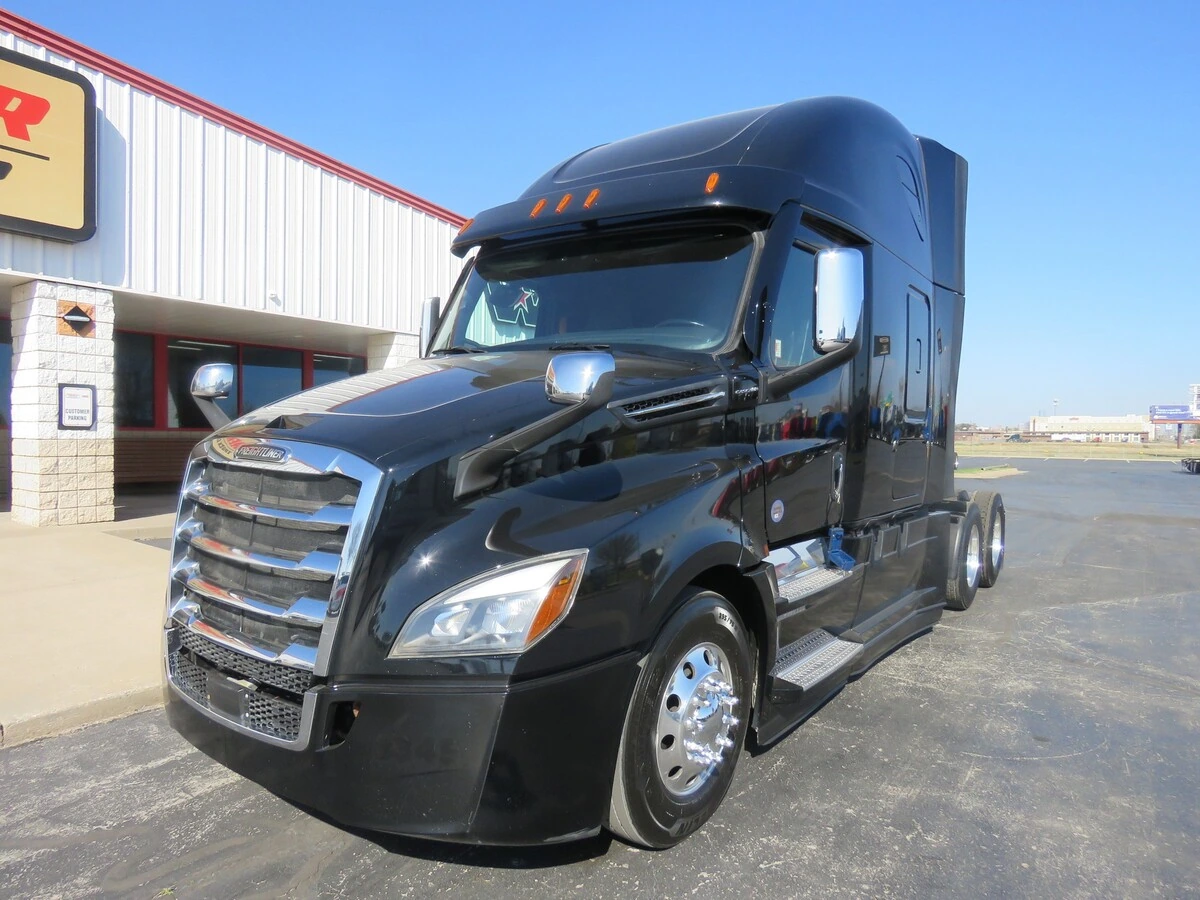 2022 Freightliner Cascadia - image 1