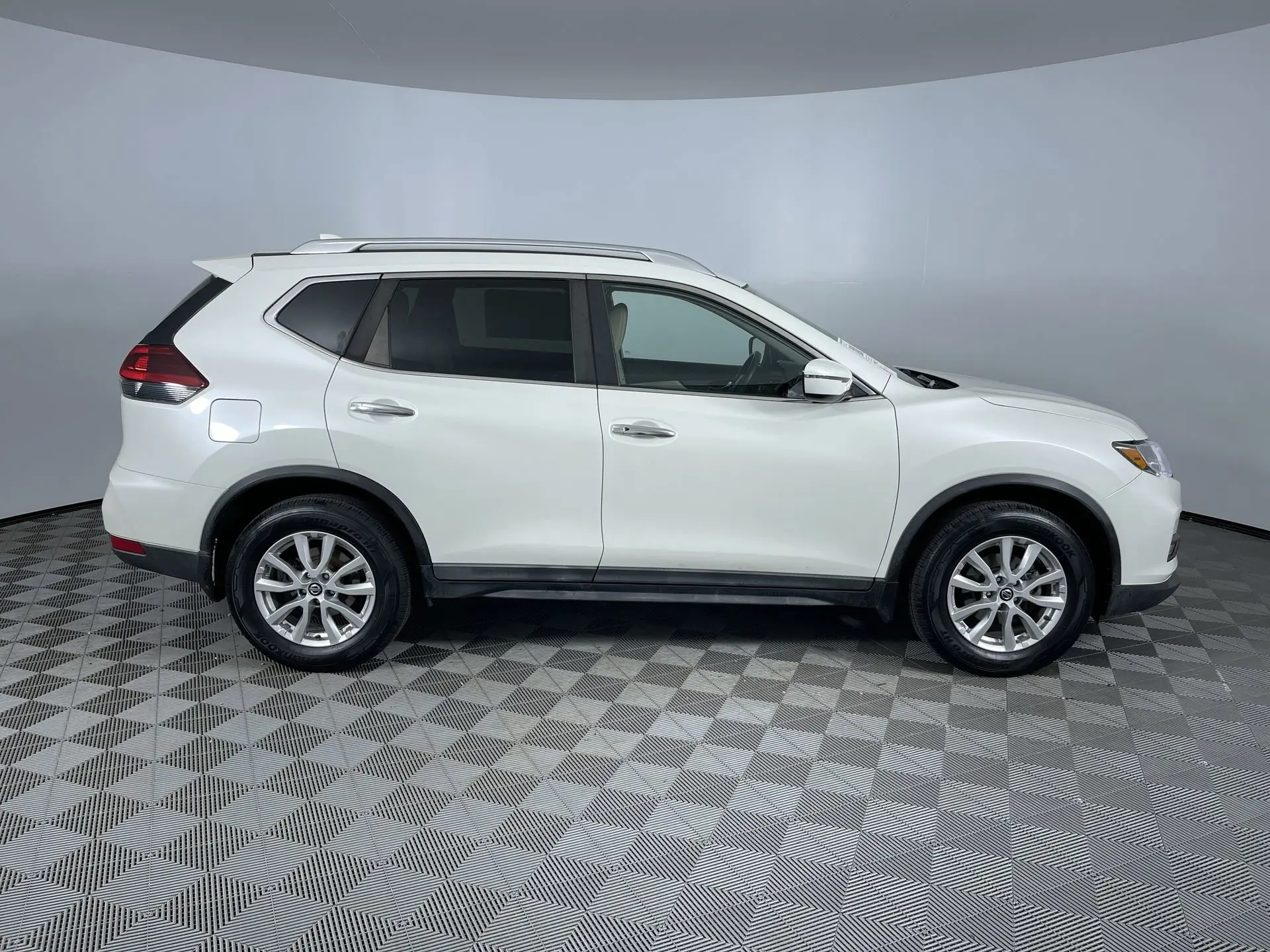 2018 Nissan Rogue SV photo 9