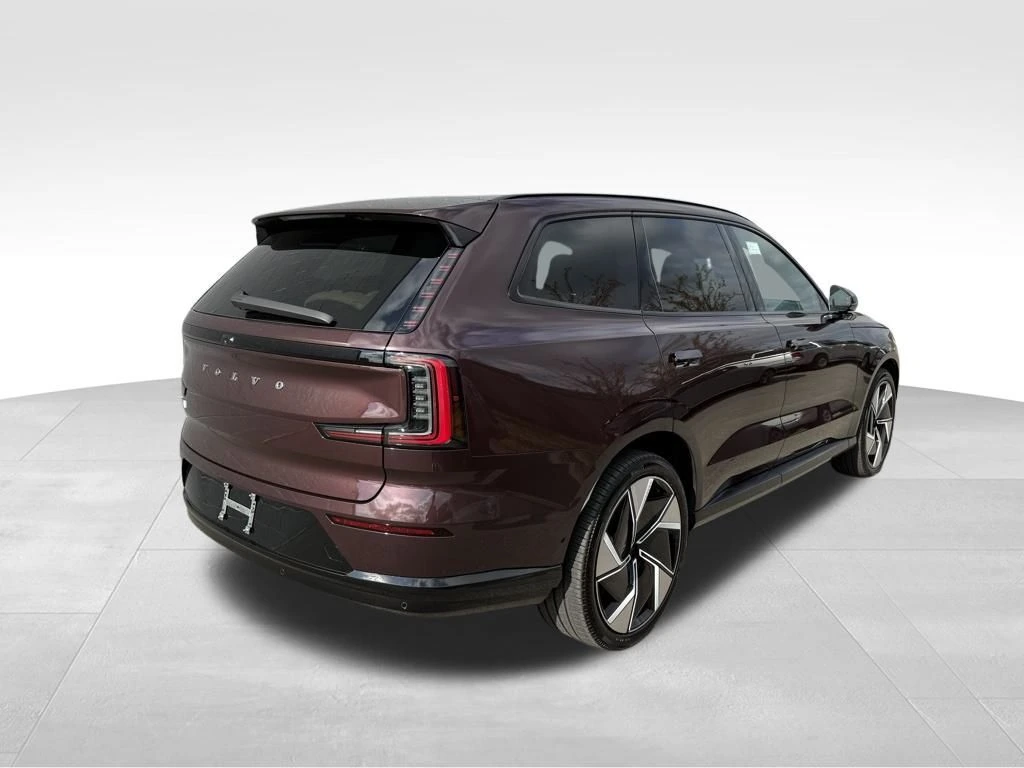 2025 Volvo - image 6