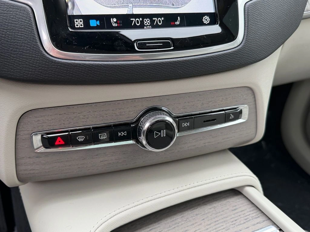 2025 Volvo - image 22