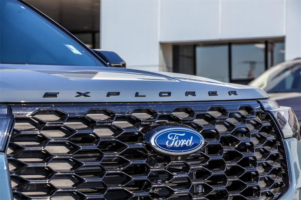 2025 Ford Explorer ST-Line photo 2