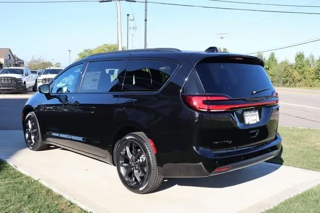 2026 Chrysler Pacifica Limited photo 29
