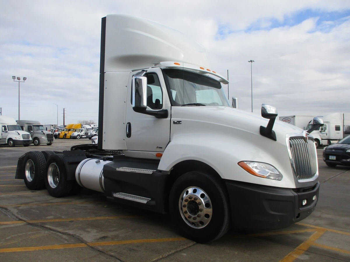 2019 International LT - image 3