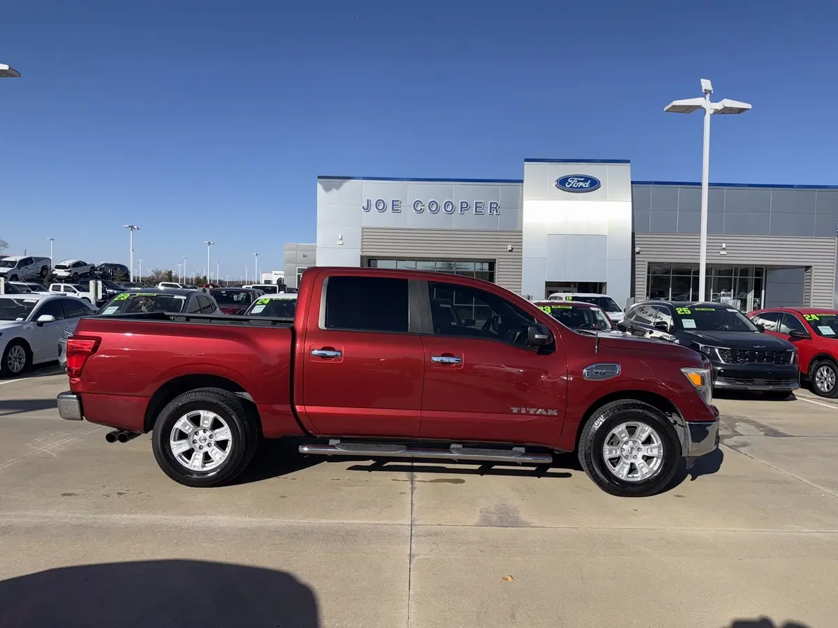 Used 2017 Nissan Titan SV with VIN 1N6AA1EK7HN536408 for sale in Shawnee, OK