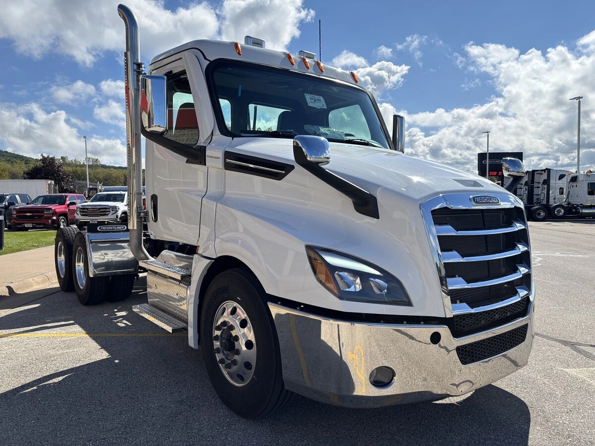 2027 Freightliner Cascadia — photo 3