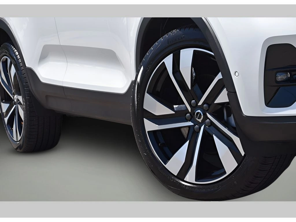 2025 Volvo - image 38