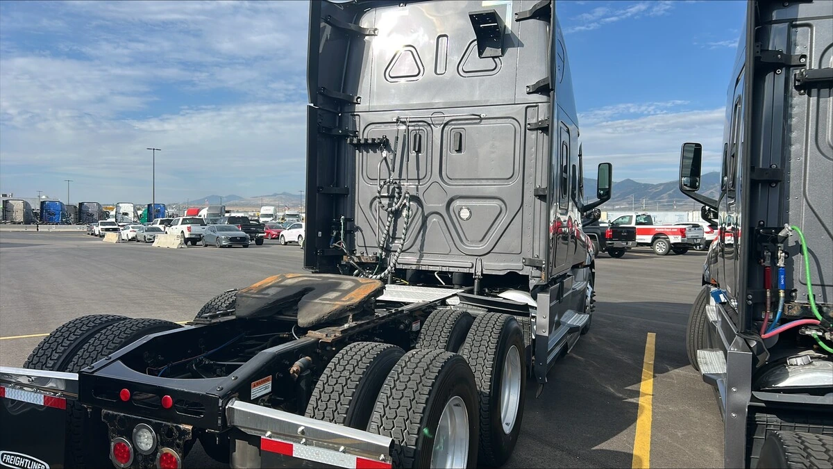 2022 Freightliner Cascadia — photo 3