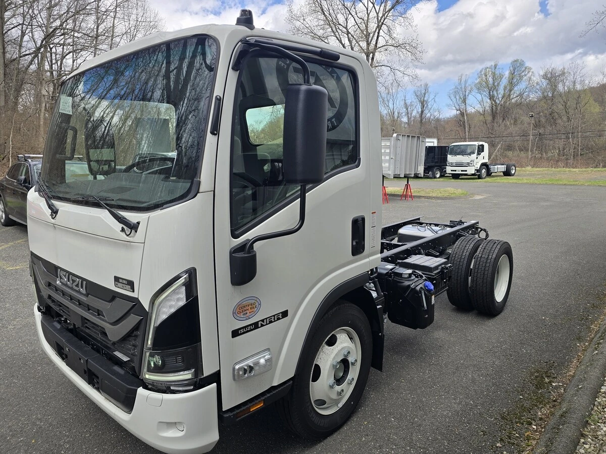 2025 Isuzu NRR - image 5