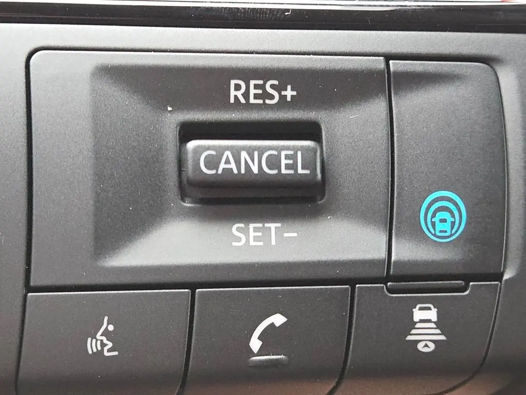 2026 Nissan Kicks SR photo 8