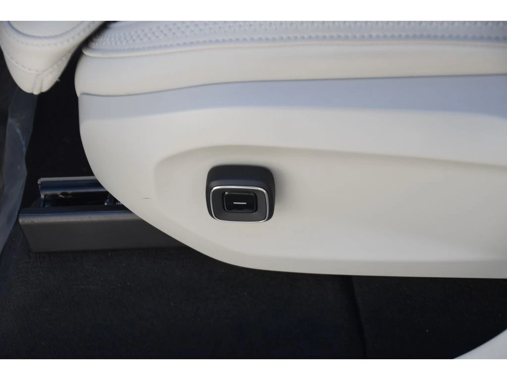 2025 Volvo - image 35