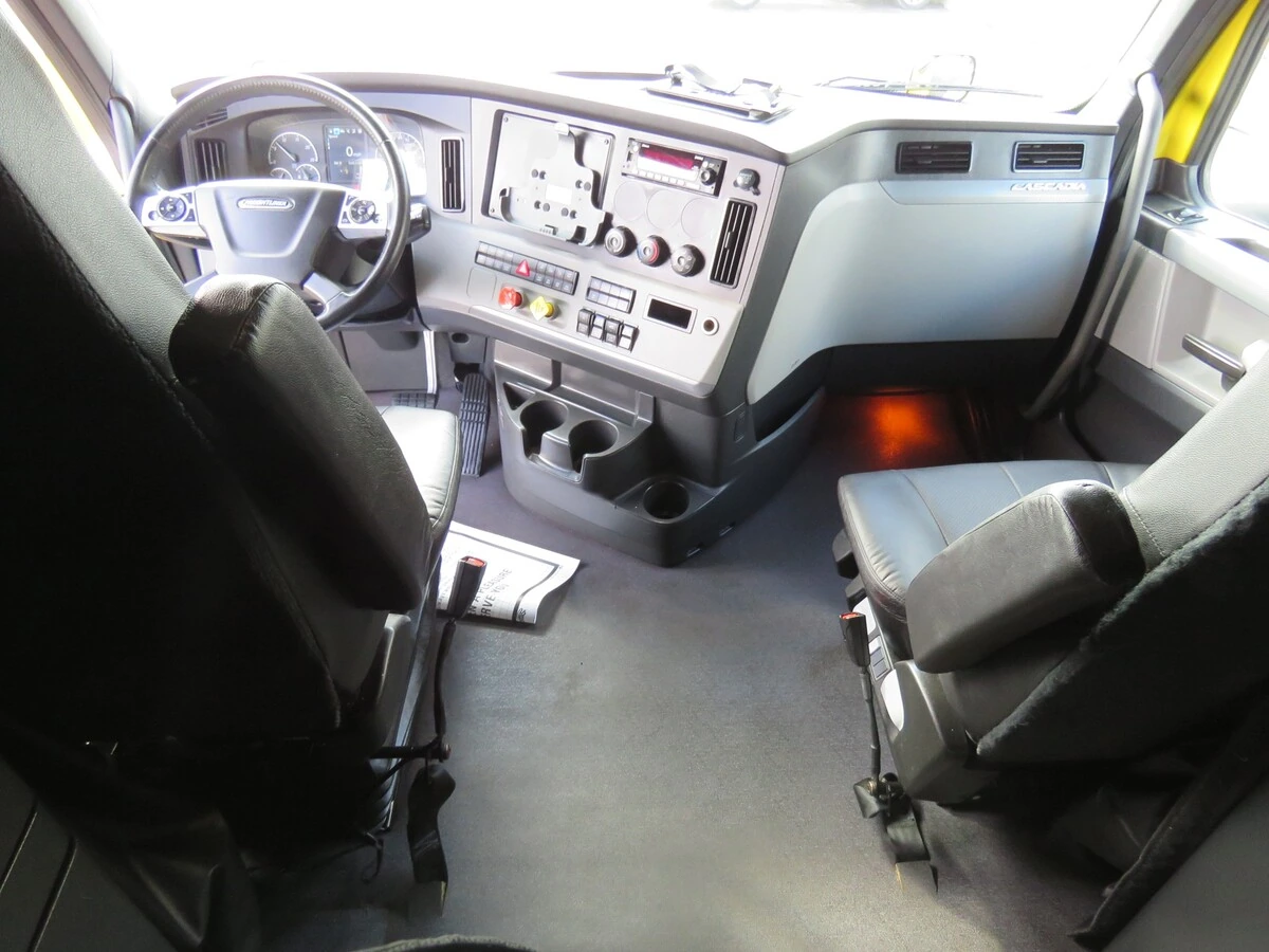 2022 Freightliner Cascadia - image 19