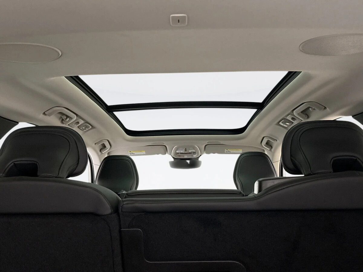 2022 Volvo - image 18