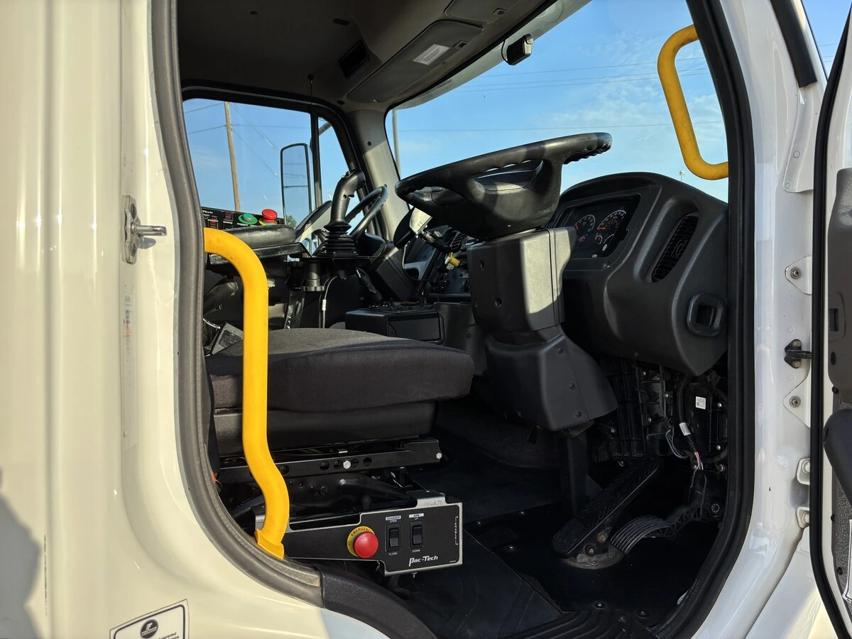 2023 Freightliner M2 106 — photo 6