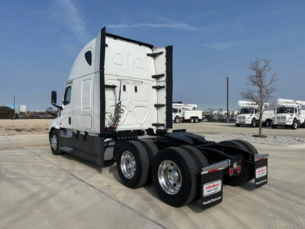 2023 Freightliner Cascadia - image 3