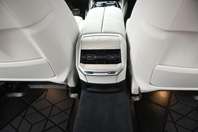 2025 BMW 7 Series 760i - Photo 27