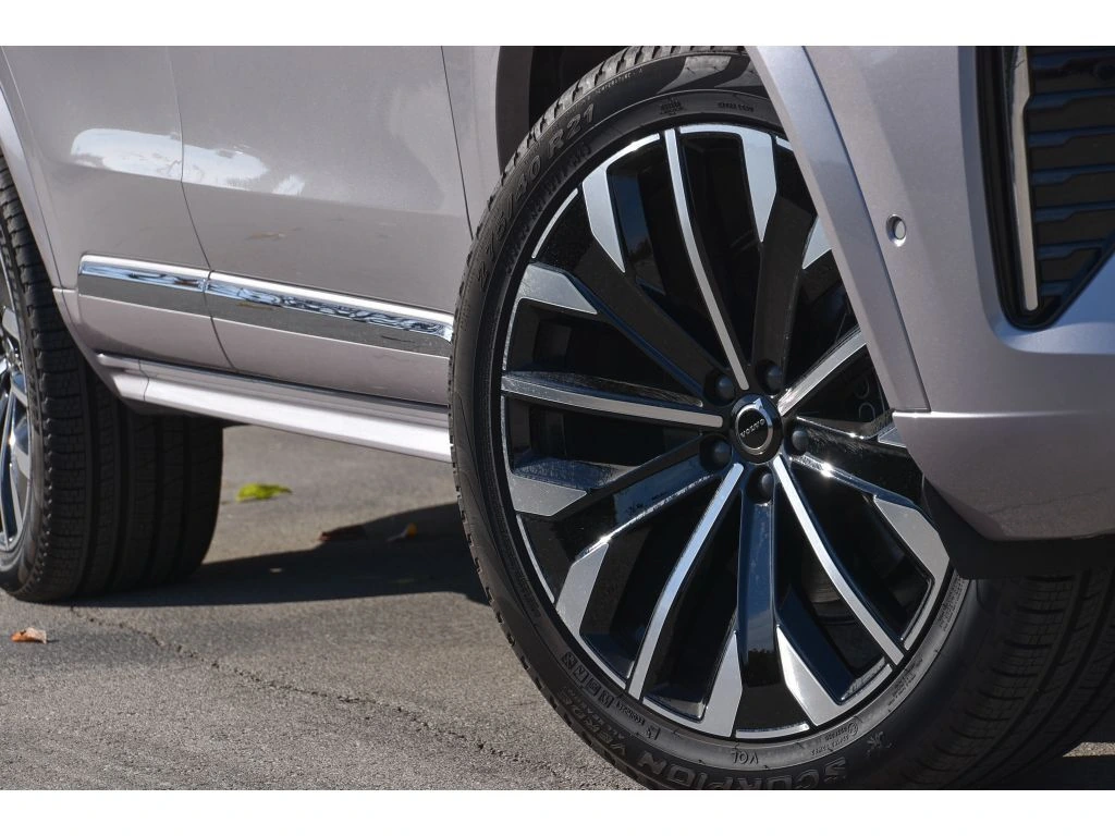 2026 Volvo - image 10