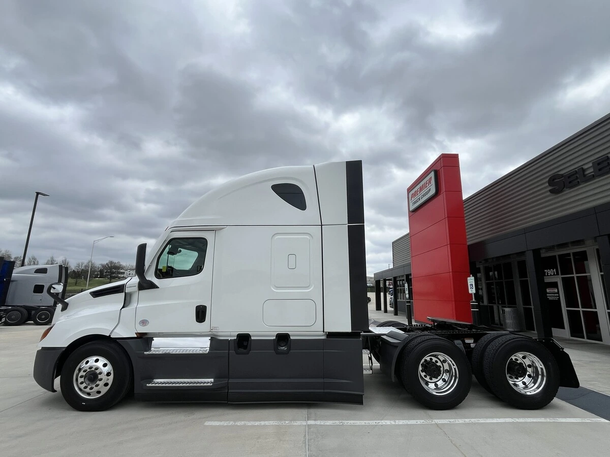 2021 Freightliner Cascadia - image 4