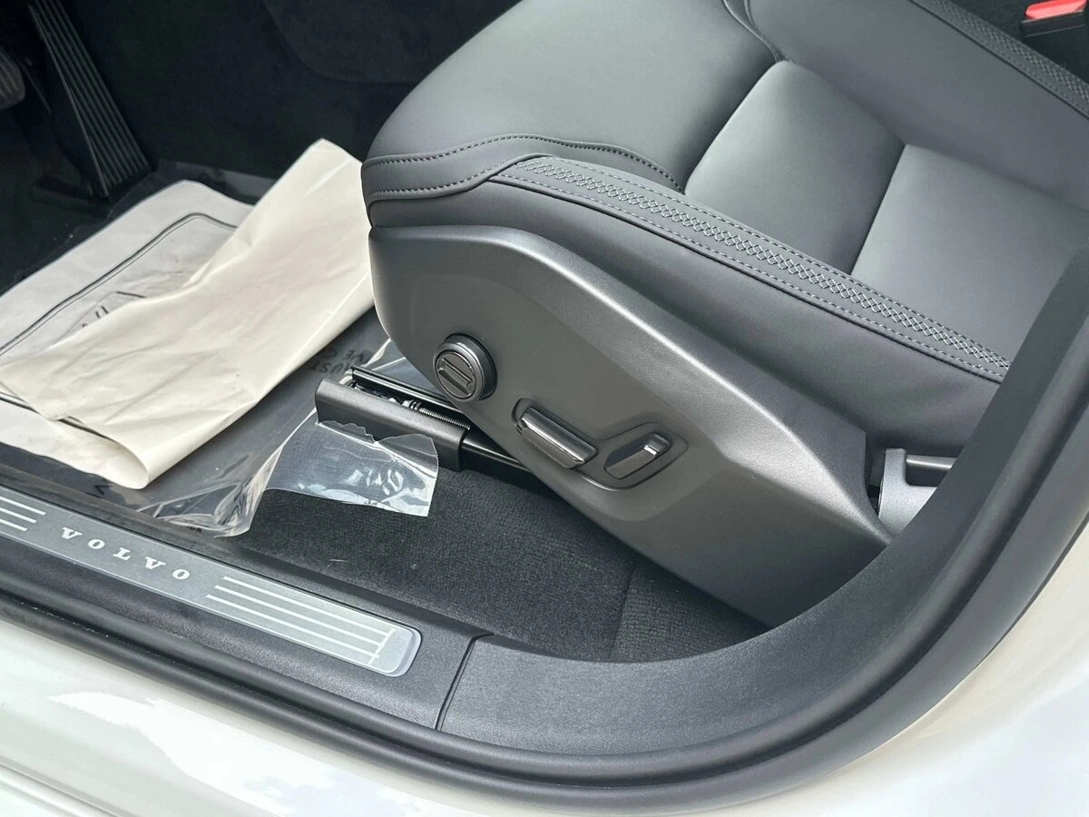 2026 Volvo - image 17