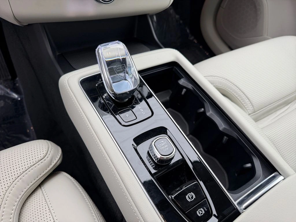 2025 Volvo - image 25