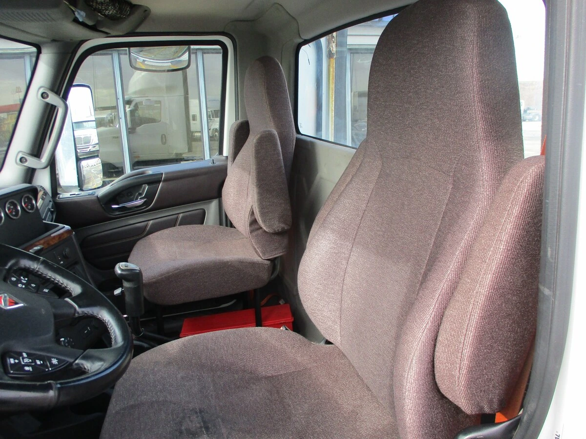 2019 International LT - image 13