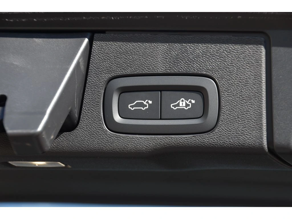 2026 Volvo - image 25