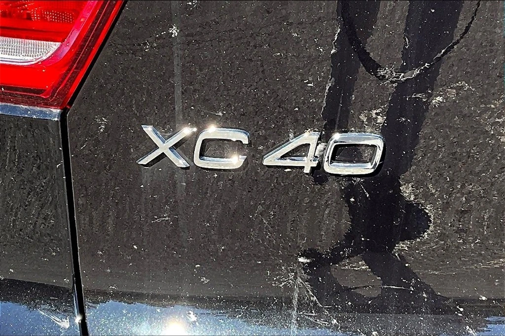 2026 Volvo - image 8