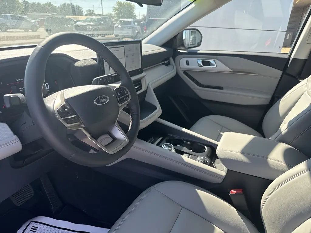 2025 Ford Explorer photo 14