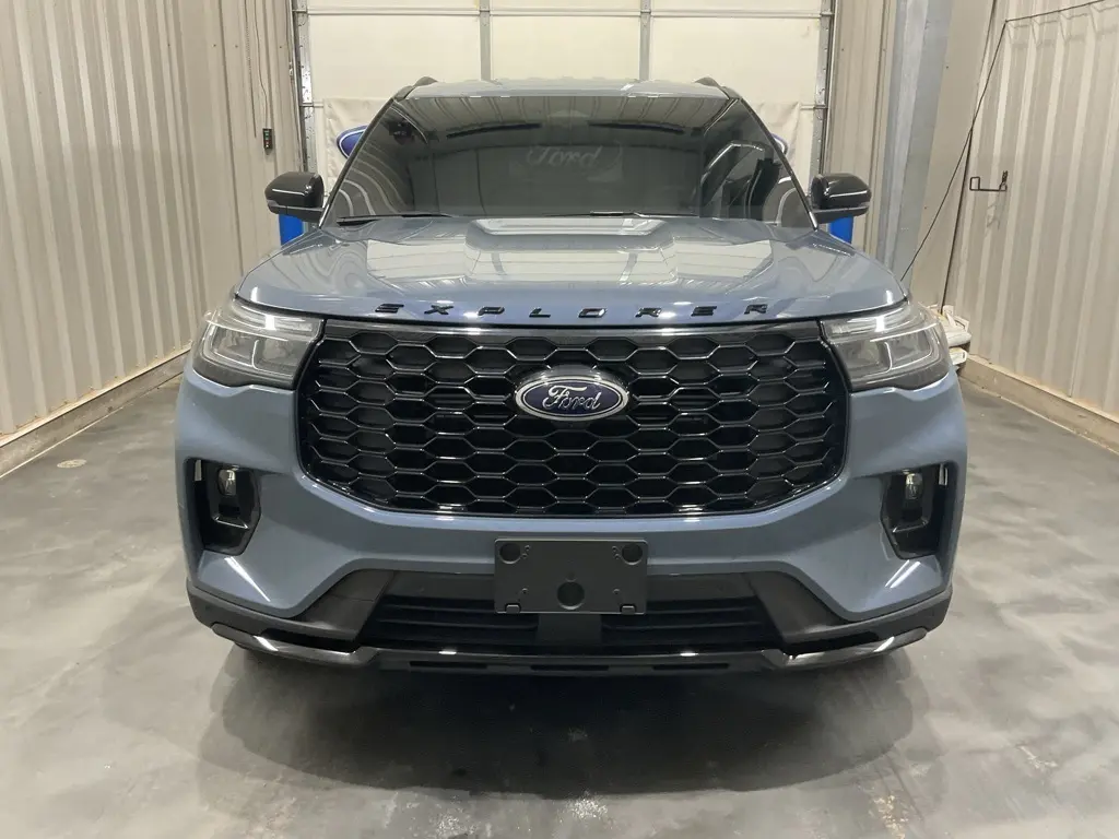2025 Ford Explorer ST-Line photo 2