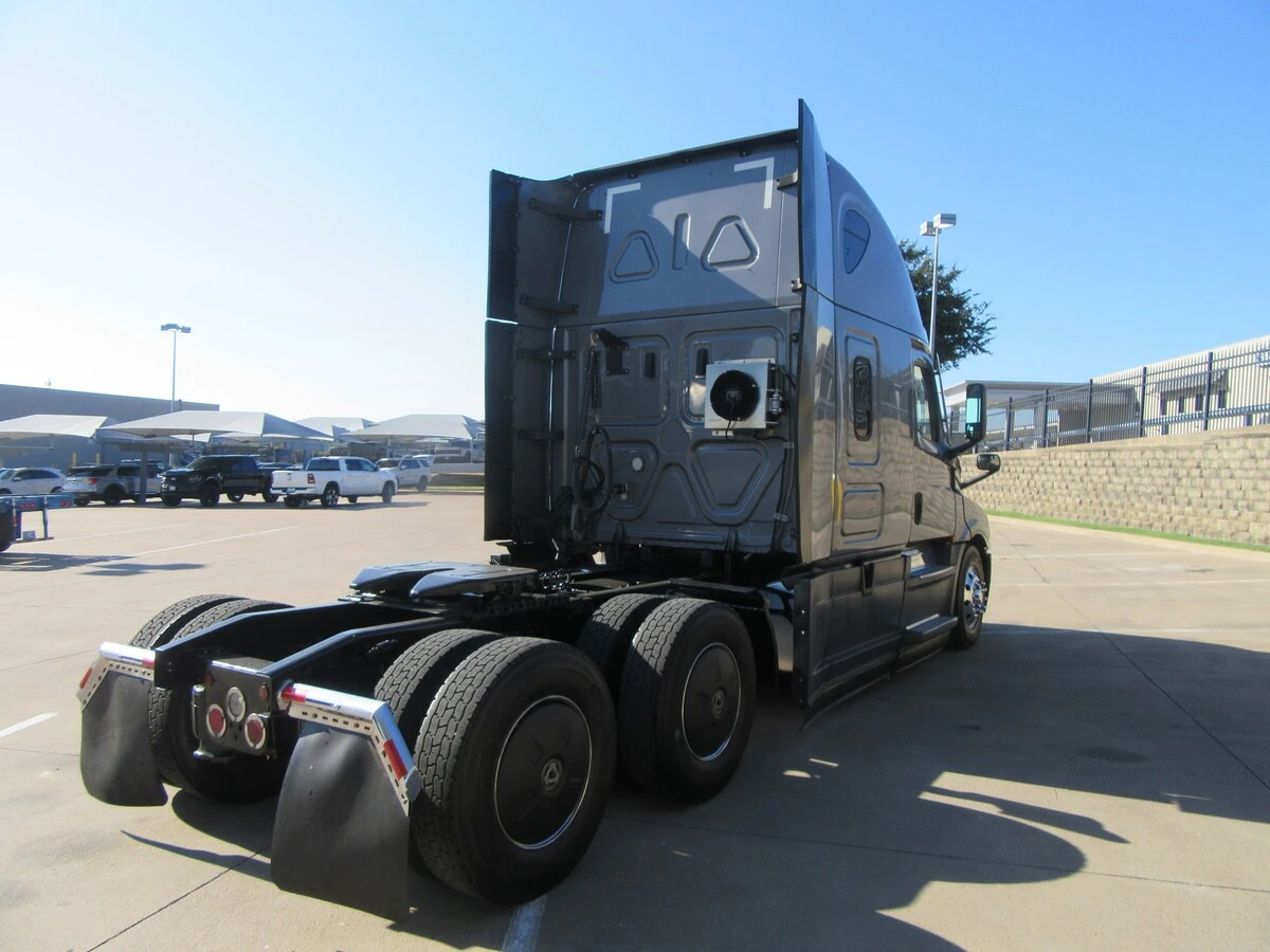 2021 Freightliner Cascadia — photo 4