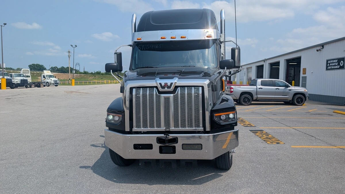 2022 Western Star 49X — photo 2