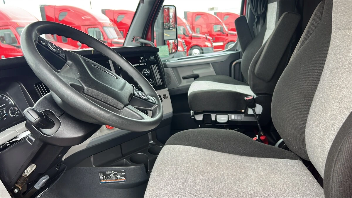 2022 Freightliner Cascadia - image 3