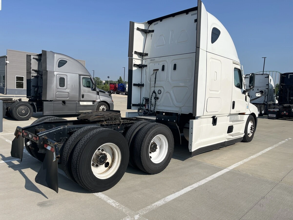 2022 Freightliner Cascadia — photo 5