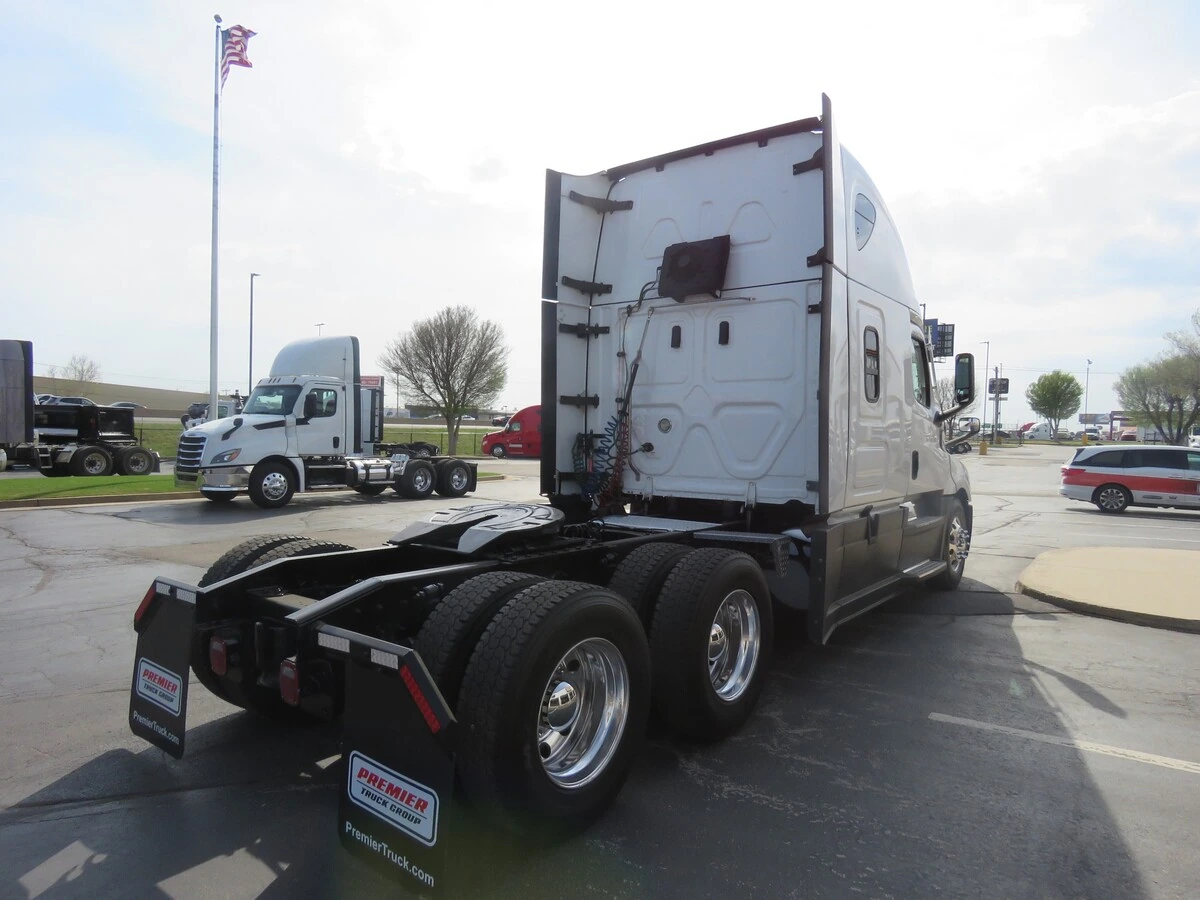 2023 Freightliner Cascadia - image 7