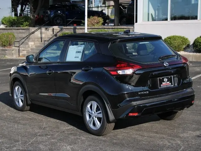 2025 Nissan Kicks Play S photo 2
