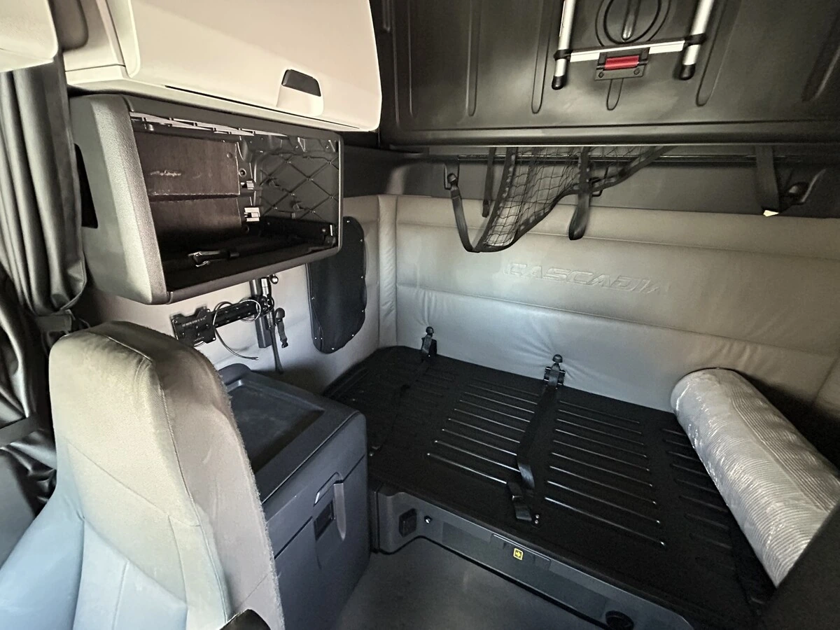 2022 Freightliner Cascadia - image 17