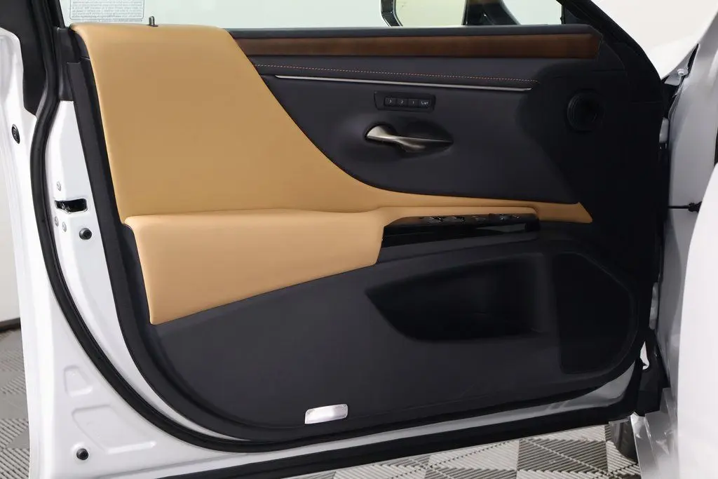 2025 Lexus ES 300h photo 7