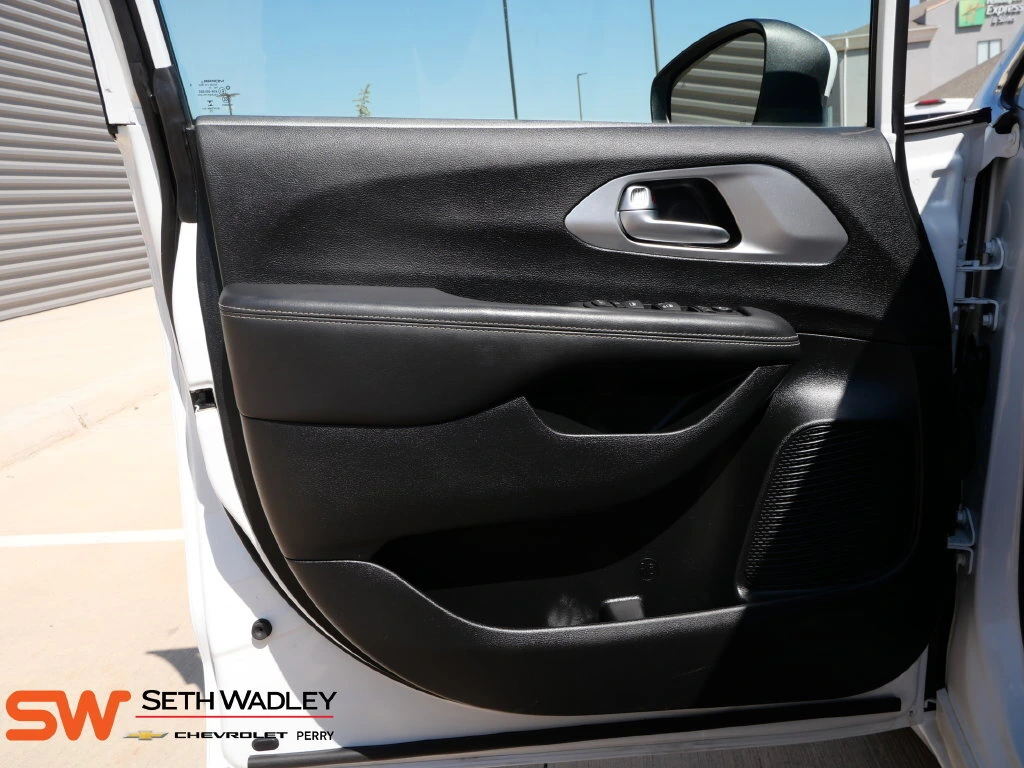 2023 Chrysler Pacifica Touring - Photo 17