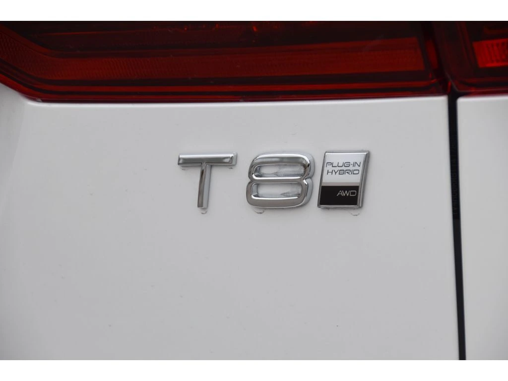 2026 Volvo - image 24