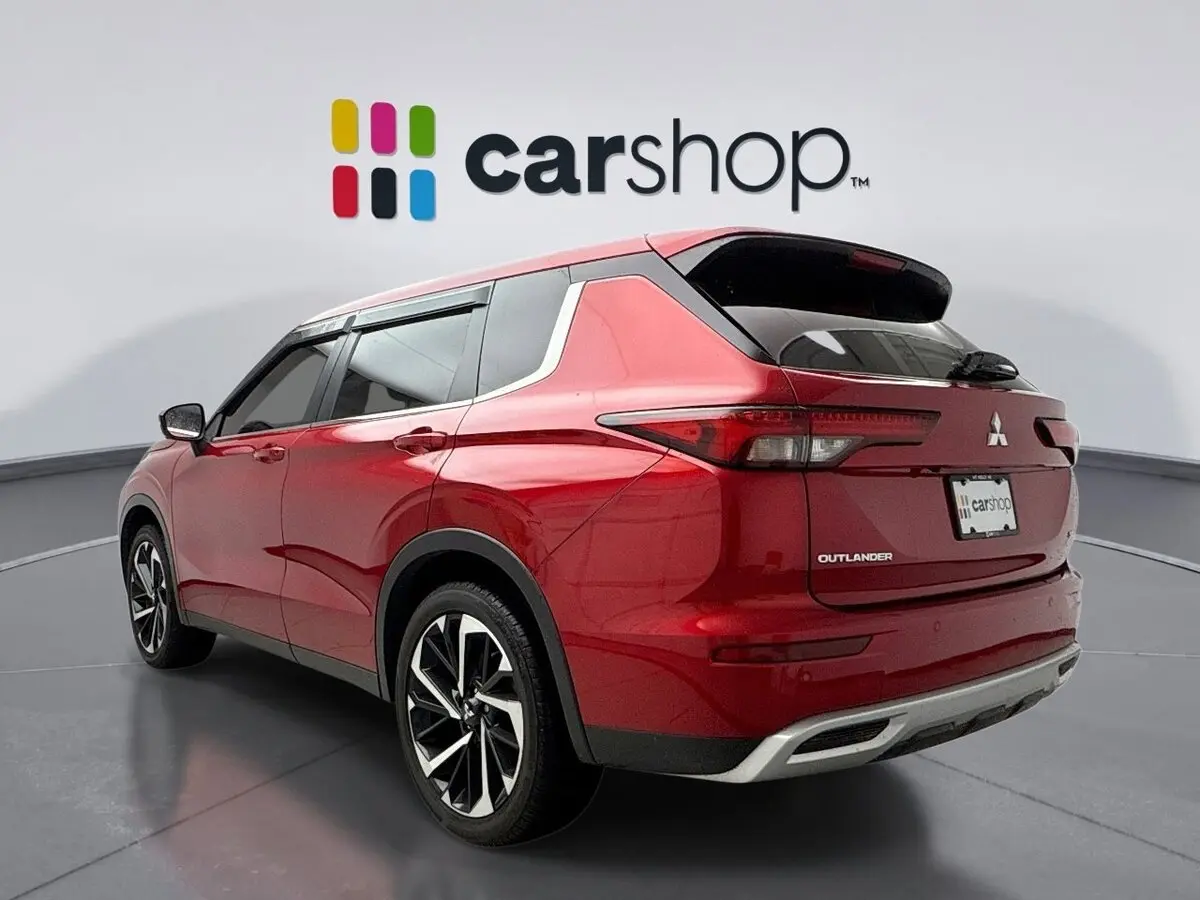 2024 Mitsubishi Outlander SE Black Edition photo 3